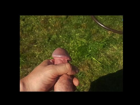 ❤️ Una guapa calenta es folla el seu cony rosa i es corre amb un esquitxat en un jardí d'estiu Vídeo porno al ca.high-pass.ru ❌❤