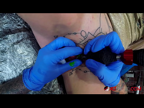 ❤️ La bomba Sully Savage, molt tatuada, es va tatuar al clítoris Vídeo porno al ca.high-pass.ru ❌❤